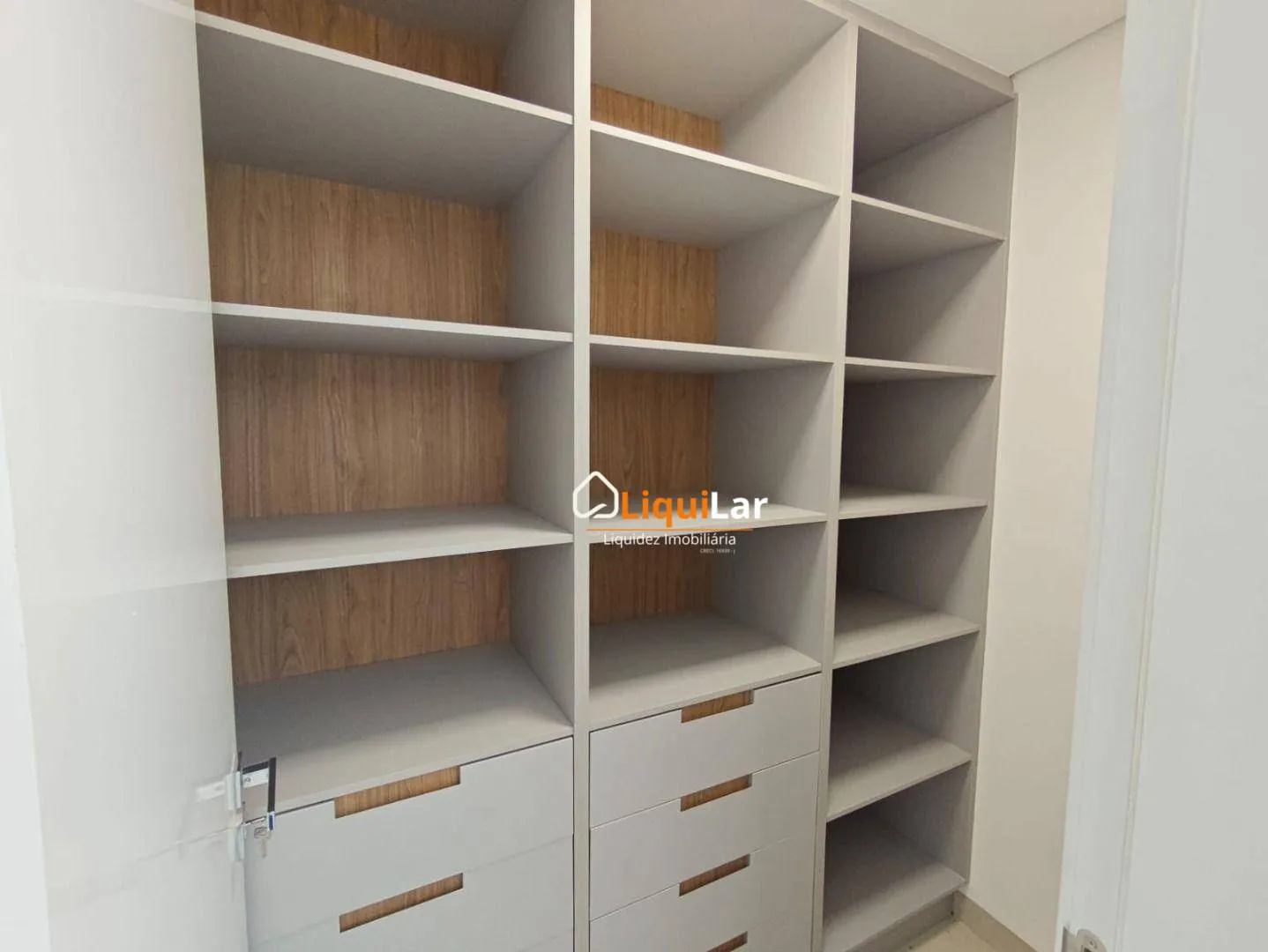 Imagem Sobrado de Alto Padrão no Alphaville II com 4 Suítes, Piscina e Suíte Master com Closet