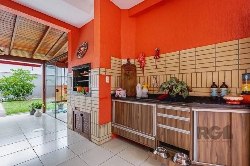 Imagem Excelente casa de 209m² com 3 dormitórios, piscina e 3 vagas de garagem.