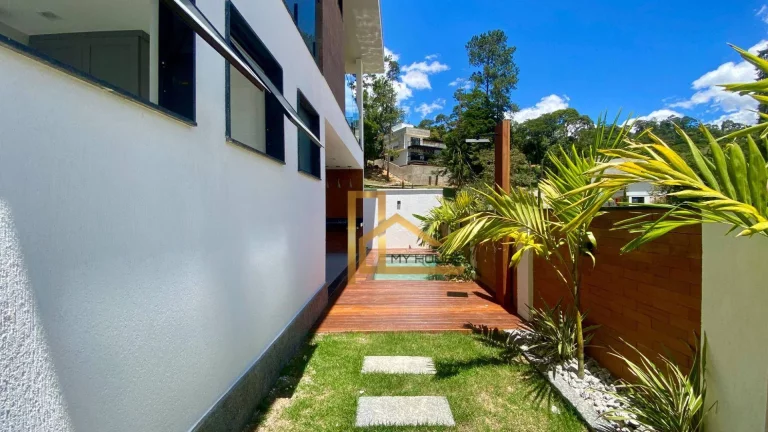 Imagem Casa com 4 Quartos, Nova e em Condomínio Clube a 15 Minutos do Centro de Teresópolis-RJ