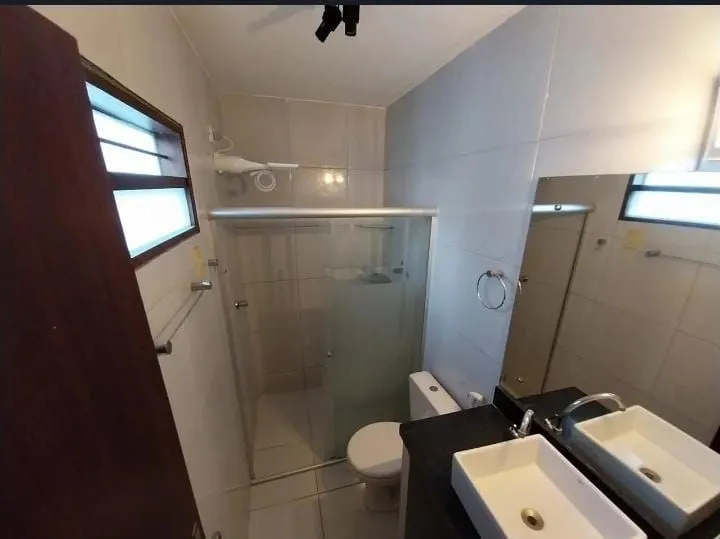 Imagem Casa Duplex em Brisamar com 3 suítes, piscina, varanda, cozinha americana e localização privilegiada próxima às praias.