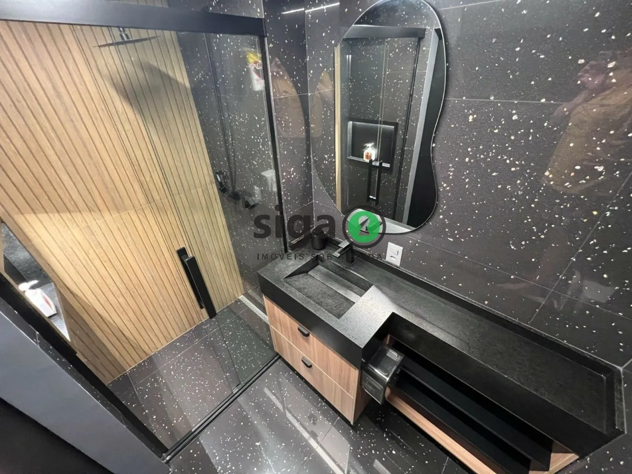 Imagem Apartamento com 149m2, 3 Suites, 4 banheiros 2 vagas demarcadas e deposito de 3m2