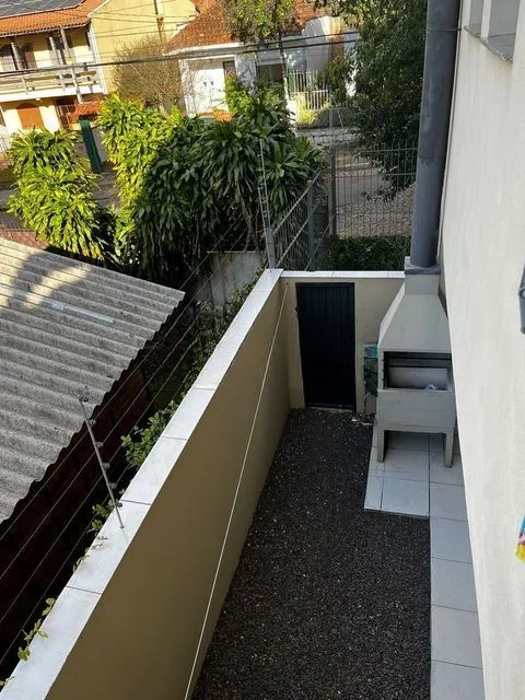 Imagem Sobrado com 3 quartos, 1 suíte, lareira, churrasqueira, 3 vagas cobertas na zona sul.