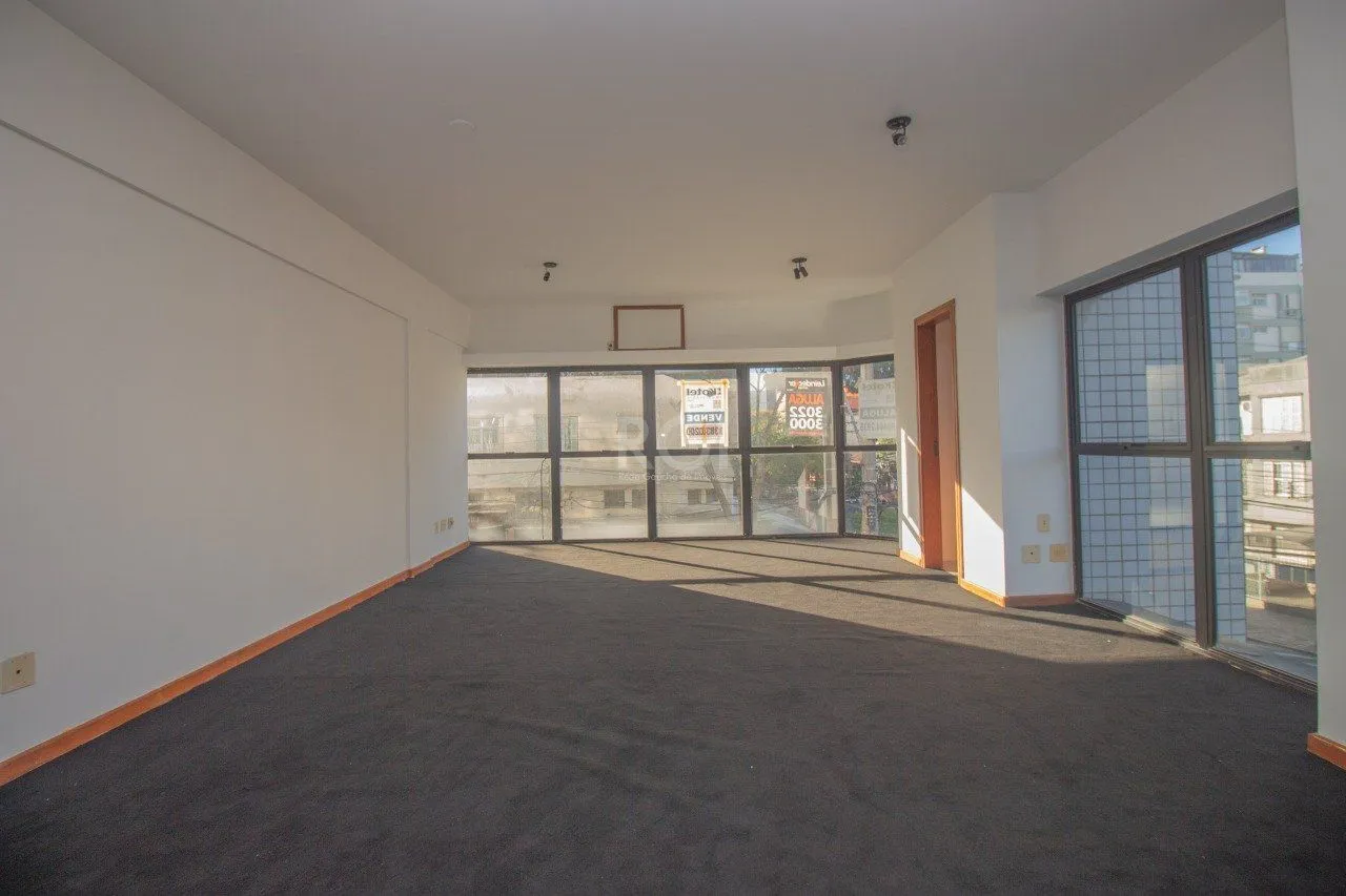 Imagem sala comercial com duas vagas de garagem e dois banheiros no bairro Petrópolis em Porto Alegre.