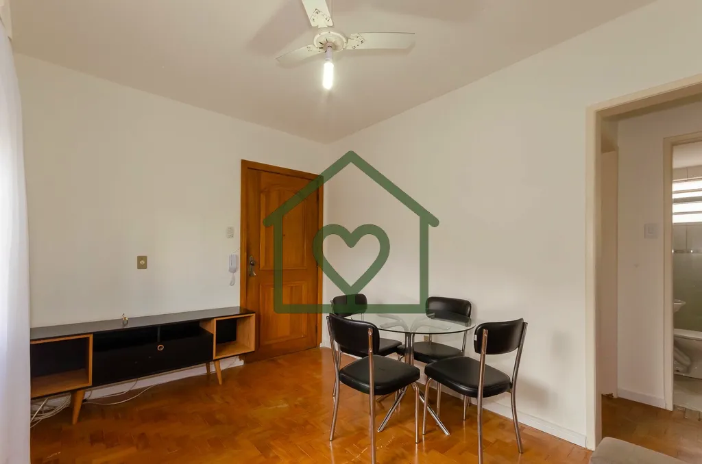 Imagem Apartamento de dois dormitórios no bairro Petrópolis, com sala de estar e jantar integradas e vent...