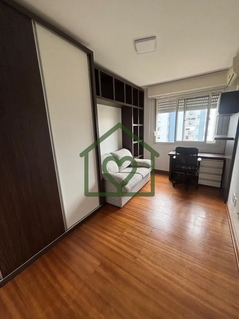 Imagem Vendo Apartamento reformado e semi mobiliado com três dormitórios, sendo um suíte, 800 metros do ...
