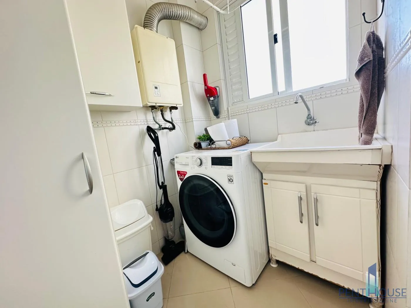 Imagem Apartamento Quadra Mar para Venda em Balneário Camboriú, CENTRO, 3 dormitórios, 1 suíte, 3 banheiros, 2 vagas