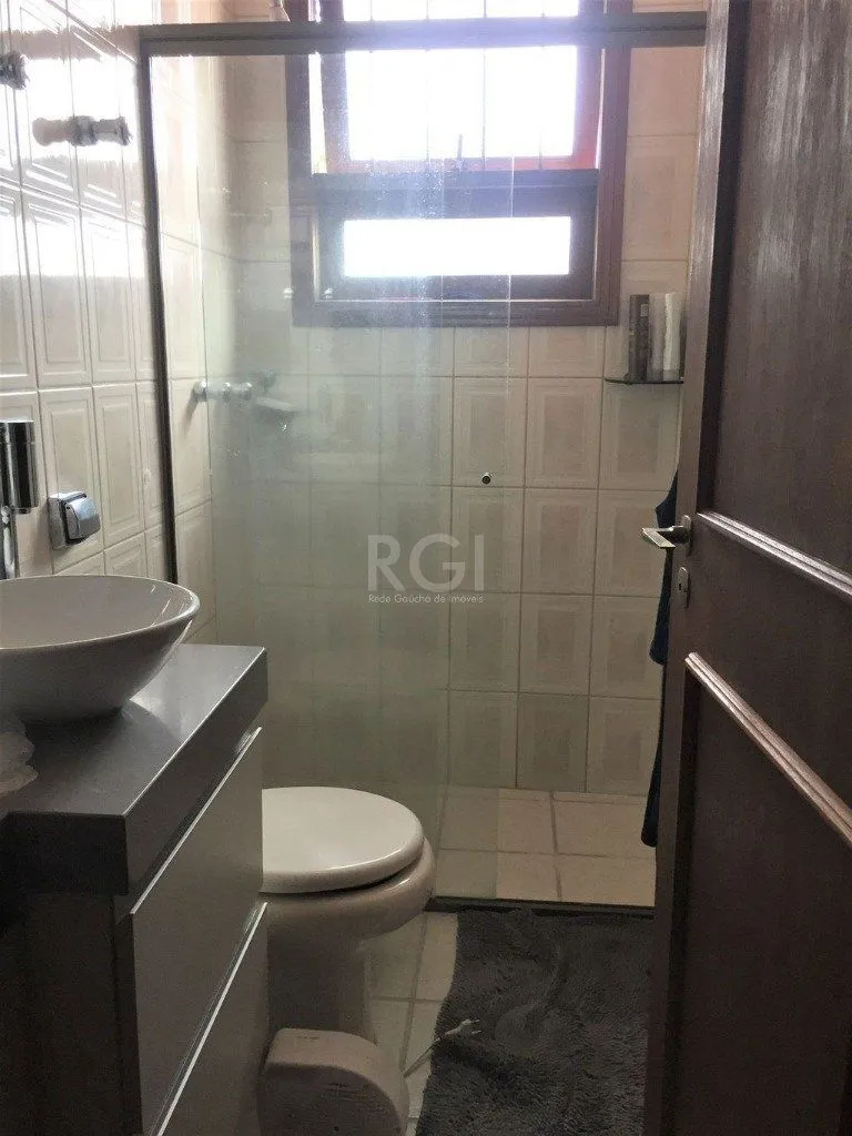 Imagem Casa de 270m² - 3 dormitórios, 1 suíte, churrasqueira, pátio e 3 vagas de garagem