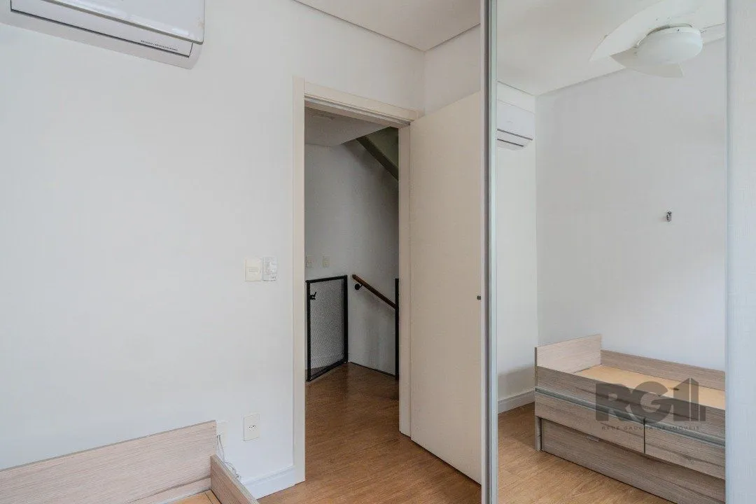 Imagem Casa impecável e mobiliada, com 3 niveis, possui 3 dormitórios sendo 1 suíte, 4 banheiros.