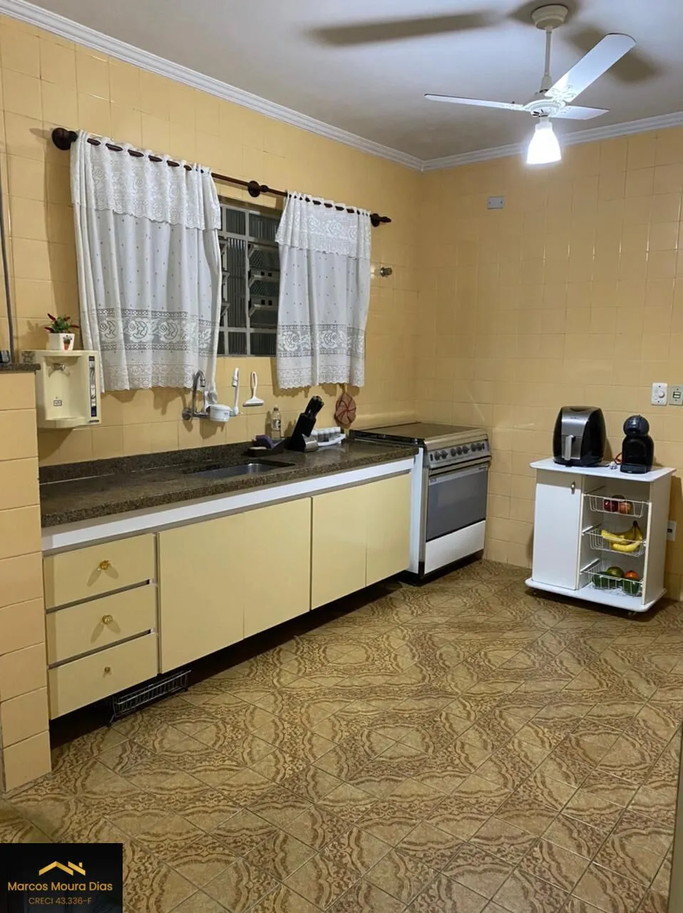 Imagem Sobrado no Sumaré, 4 dormitórios ( 1 Suíte), 3 vagas de garagem com portão automático, Churrasqueira. Região da Avenida Pompeia