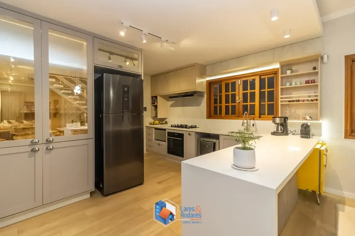 Imagem Sobrado para venda em Santa Teresinha com 3 quartos, sendo 3 suítes, 185m²