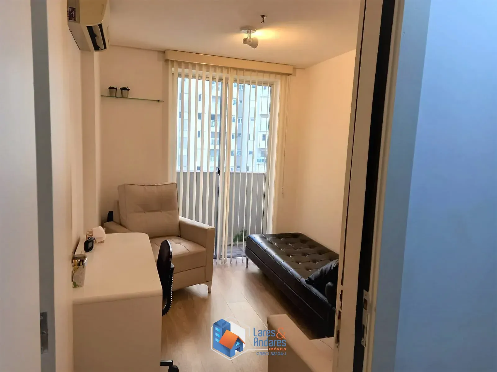 Imagem SALA À VENDA, COM 37M² 2 SALAS + RECEPÇÃO, 2 BANHEIROS, COM SACADA E VISTA DO NONO ANDAR, COM 1 VAGA EM FRENTE A ESTAÇÃO PARAISO DO METRÔ - VILA MARIANA