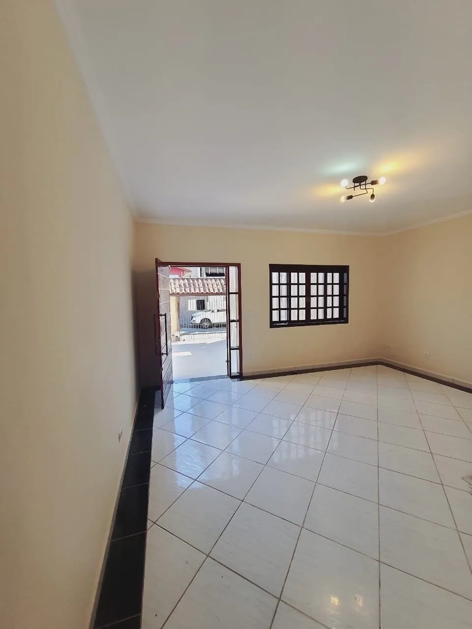 Imagem "Espaço e Conforto para sua família: Casa com Terreno inteiro, para venda e locação, 4 Dormitórios e Quintal Amplo à Venda"