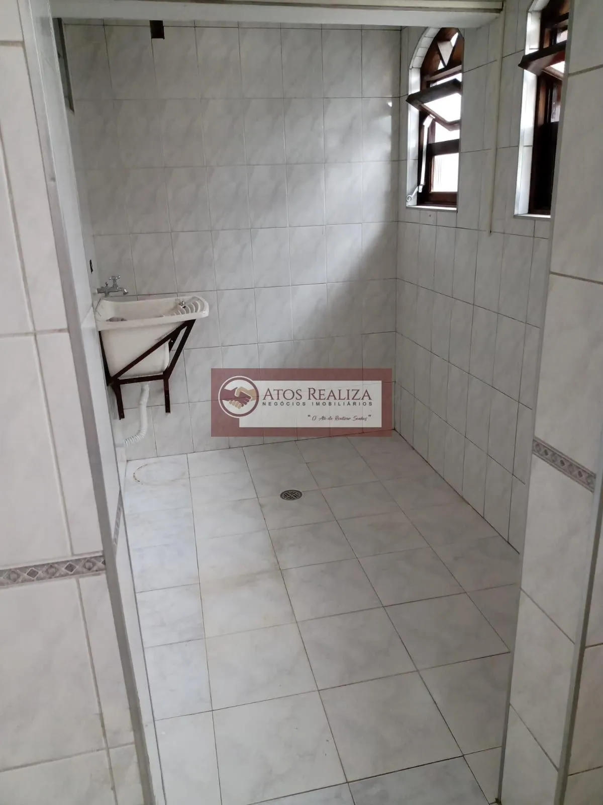 Imagem Vendo Casa em Ótima localização, Próximo a Estação Grajaú da CPTM, Casa Com 3 Dormitórios, Sala, Cozinha, Banheiro, Área de Serviço, 2 Vagas de Garagem, Casa Subsolo contem 1 Dormitório grande, Cozinha americana, Lavanderia, Valor R$ 680 Mil