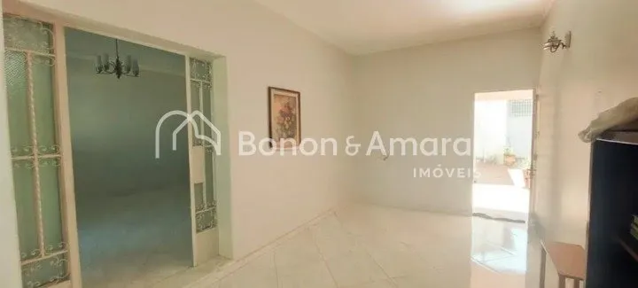 Imagem Casa com 3 Quartos sendo 1 suíte e 3 banheiros à Venda, 211 m²