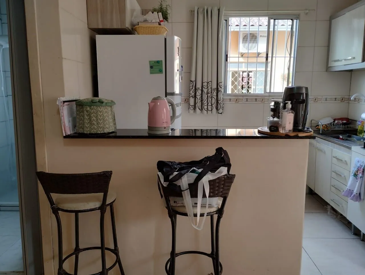 Imagem Terreno com duas frentes, três casas (duas c/dois dormitórios e a outra tipo tipo JK)