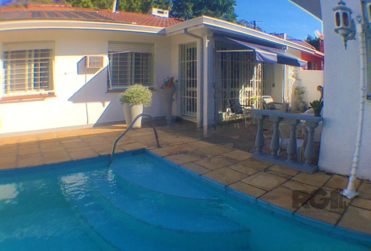 Imagem Casa com 3 dormitórios, localizada no bairro Jardim Itu em Porto Alegre/RS.