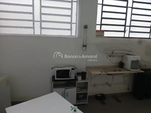 Imagem Barracão/Salão comercial mobiliado para locação em excelente localização, próximo à Av. Amor...