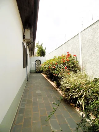 Imagem Térrea, ótima localização no bairro
Muito agradável
Varanda, jardim na frente da casa e no fund...
