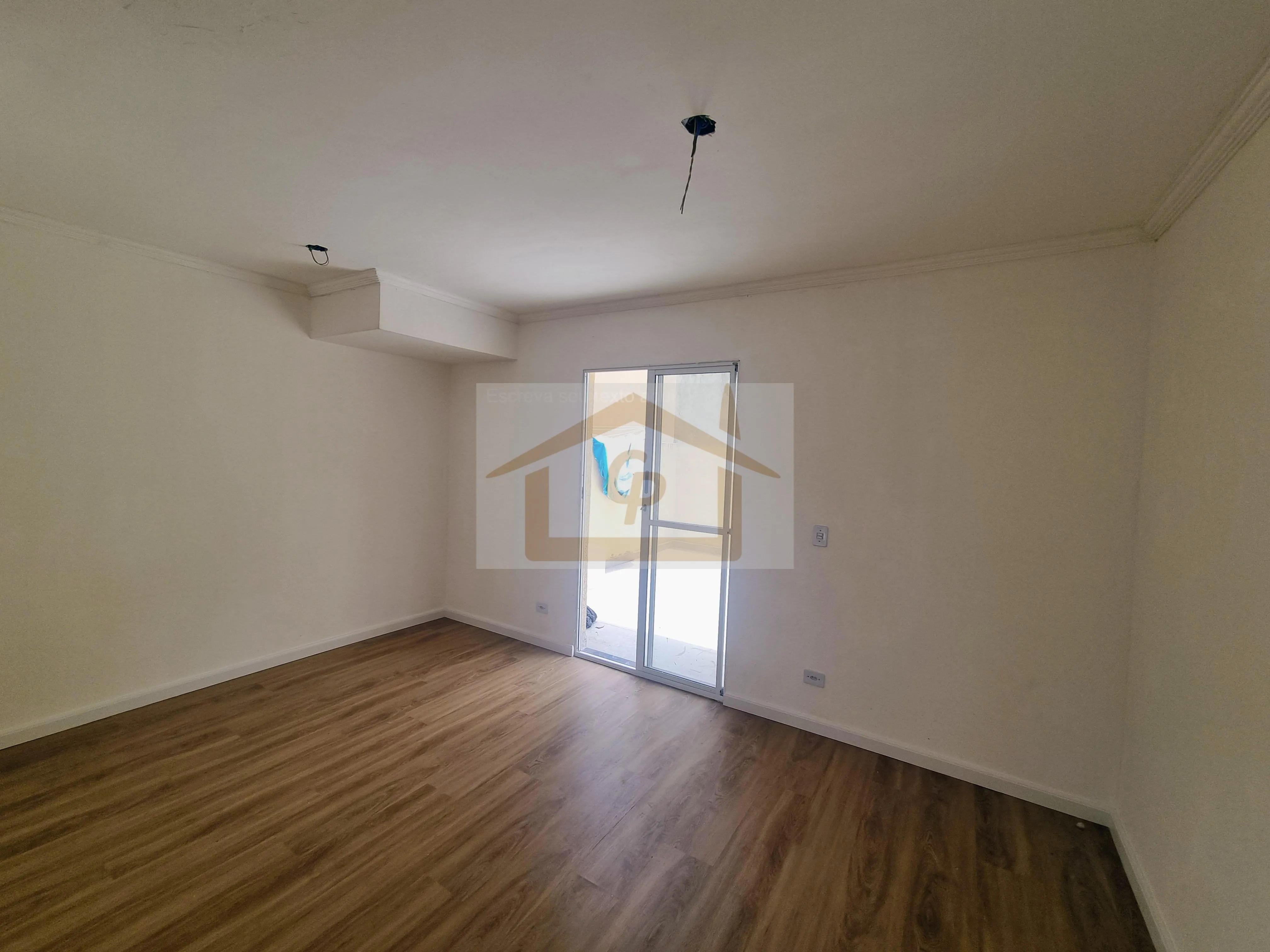 Imagem Pequeno Residencial, Casa com Duas Suítes, varanda, 2 vagas