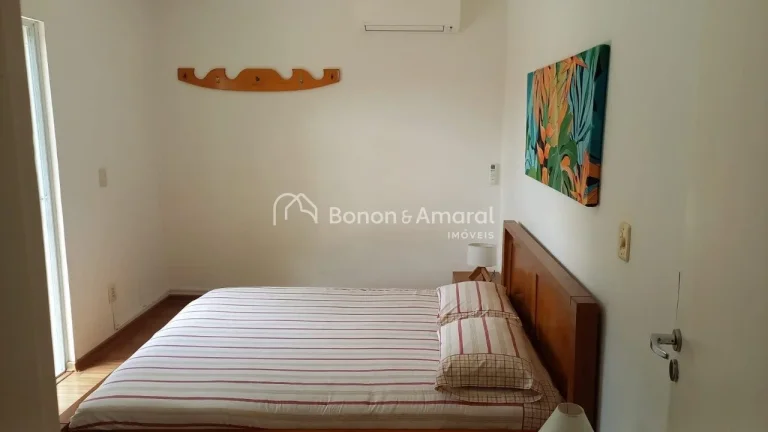 Imagem Esta casa em condomínio oferece uma área total de 480 metros quadrados, proporcionando um espaço ...