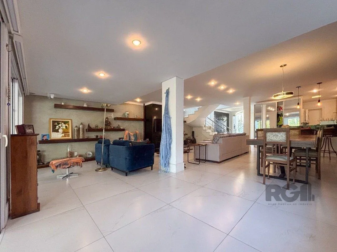Imagem Casa em condomínio com pátio, piscina, 3 suítes e 2 vagas