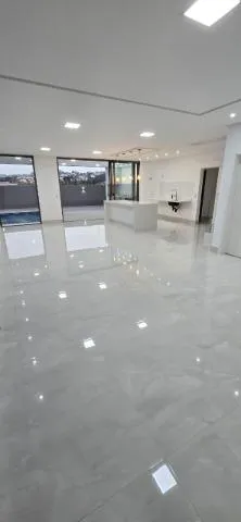 Imagem VENDA DE SOBRADO NOVO NO CONDOMÍNIO REAL PARK, EM ARUJÁ/SP, 300m² com 04 suítes, suíte máster com hidro, garagem com 04 vagas e piscina. CONSULTE-NOS.