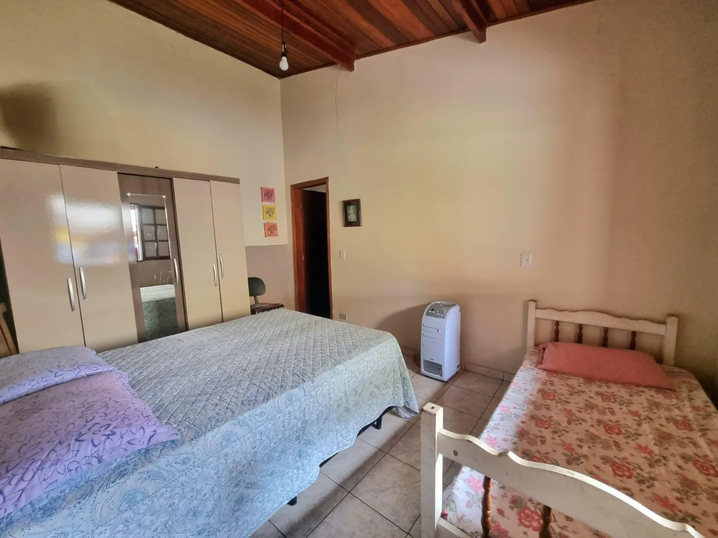 Imagem Linda Casa Térrea com Salão Comercial em Excelente Localização: 3 Dormitórios, Quintal Amplo e Tranquilidade Garantida a 5 Minutos do Centro da Cidade