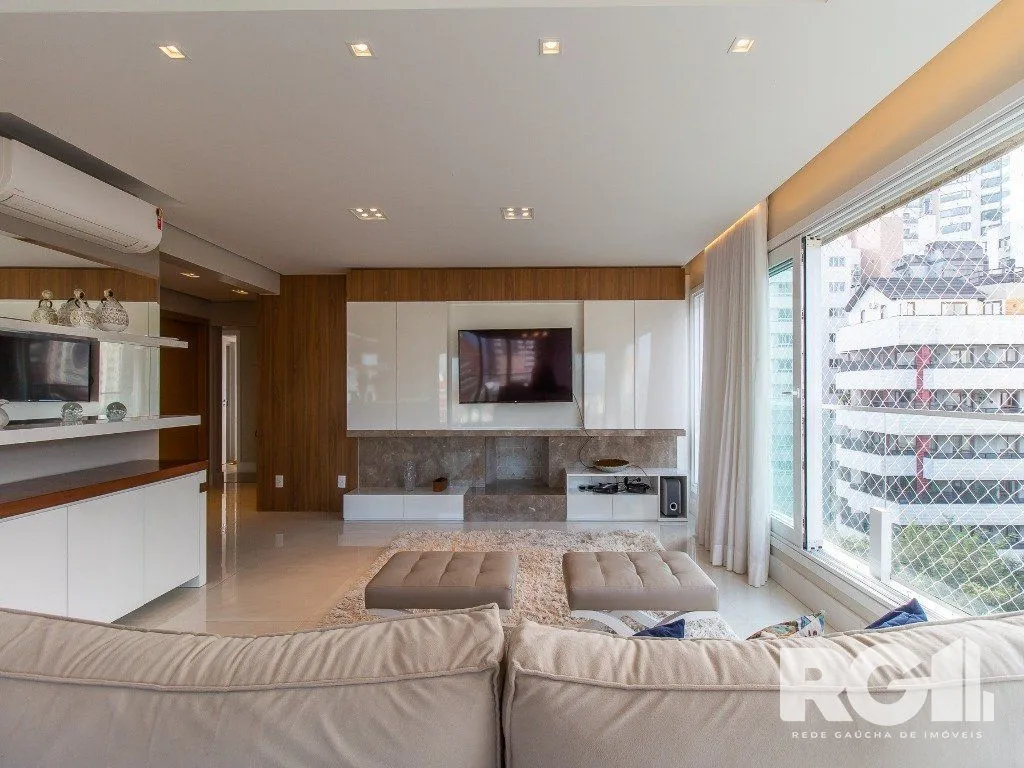 Imagem Belíssimo apartamento todo decorado por arquiteto. Apartamento com 170 m2, 3 suítes, sendo 1 suíte máster no bairro Petrópolis.