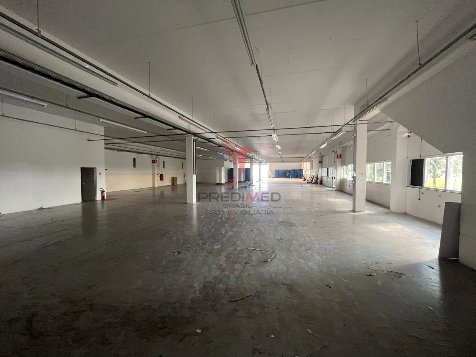 Imagem Vendo excelente Prédio COMERCIAL/INDUSTRIAL em condomínio fechado com total segurança 24 h