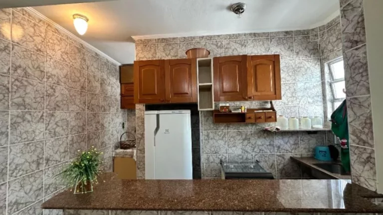 Imagem "Apartamento mobiliado com uma sala ampla, ideal para quem busca conforto e praticidade. Excelente localização e uma linda decoração. Agende sua visita!"