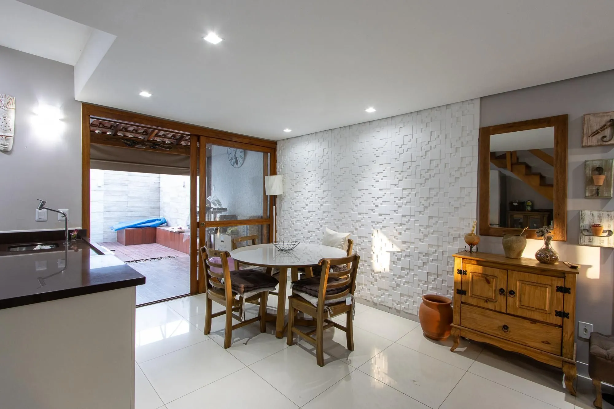 Imagem Casa de condomínio, 3 quartos, 1 suíte, piscina e 2 vagas de garagem;