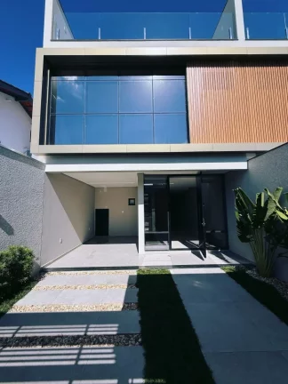 Imagem Sobrado Geminado para Venda em Balneário Camboriú, CENTRO, 3 dormitórios, 3 suítes, 4 banheiros, 2 vagas