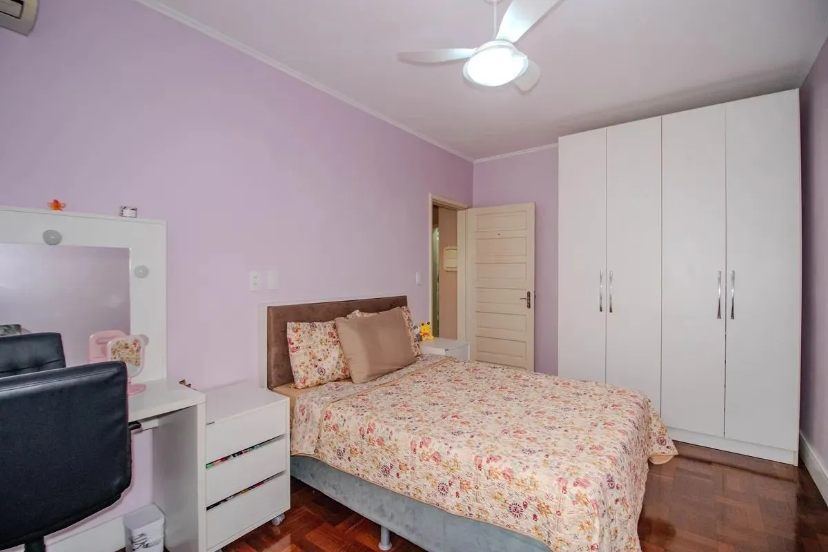 Imagem Casa Reformada com 5 Dormitórios e Amplo Pátio