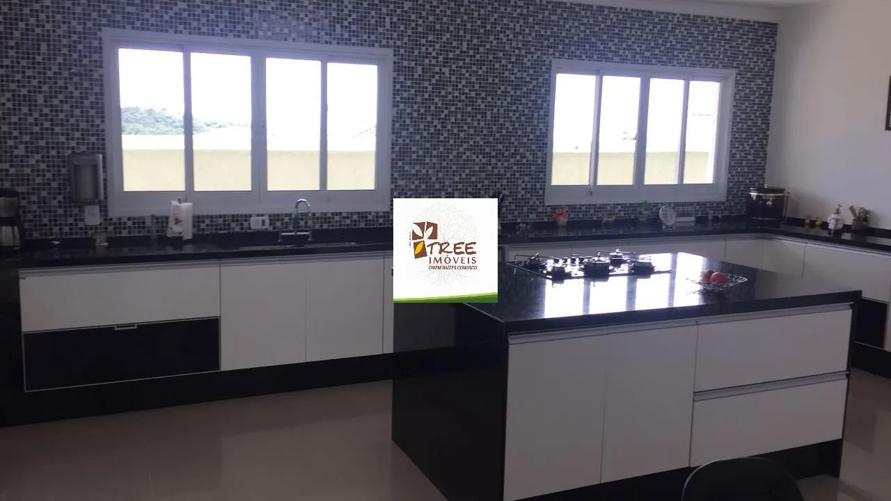 Imagem VENDA DE CASA TÉRREA NO CONDOMÍNIO MONTEREY VILLE, EM MOGI DAS CRUZES, 700m² com 4 quartos, 2 suítes, piscina, churrasqueira e 4 vagas. CONSULTE-NOS.
