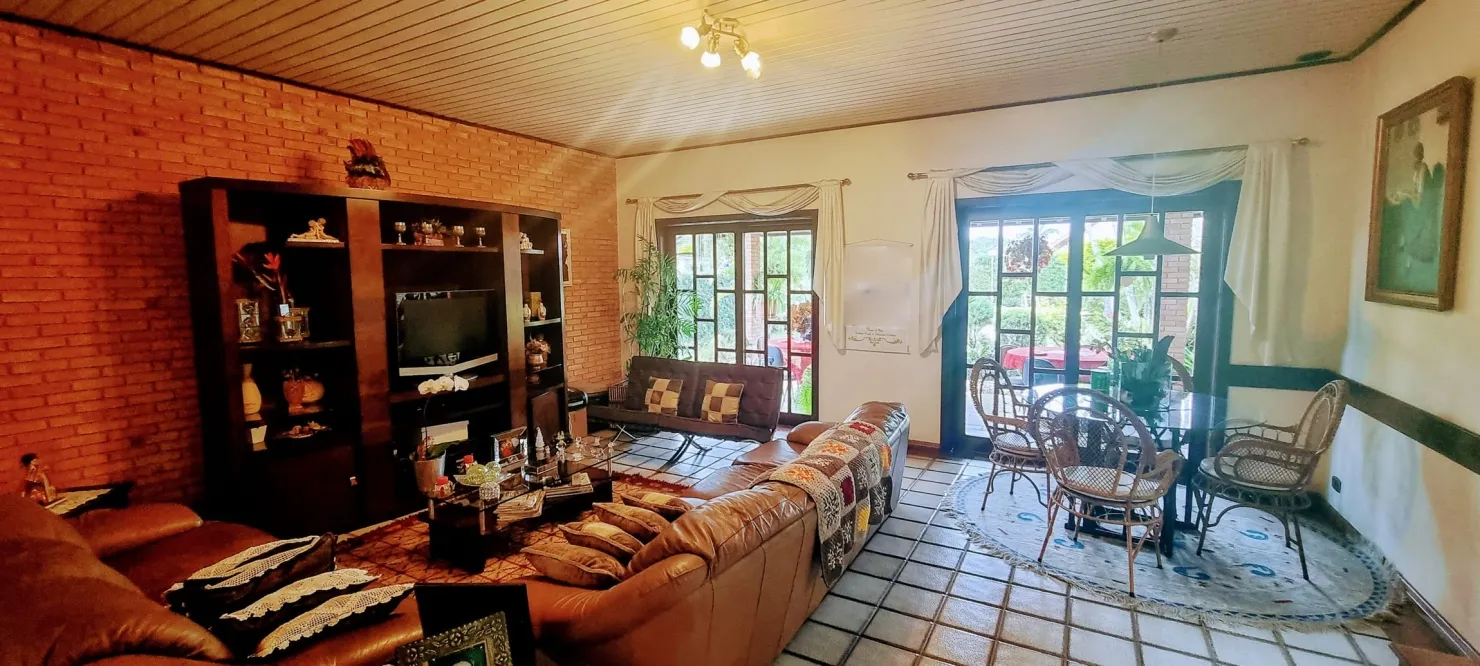 Imagem Residência Exclusiva com Piscina, Lago Ornamental e 3 Suítes