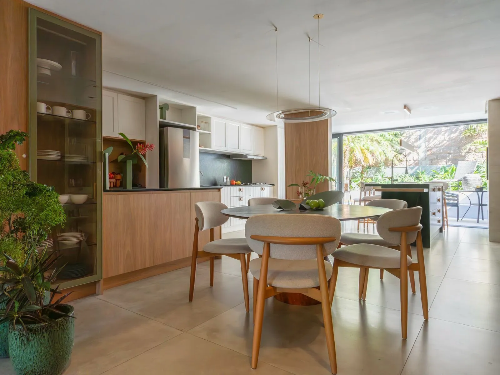 Imagem Casa com 3 suítes amplas, além de uma sala generoso com lareira e 2 vagas de garagem.