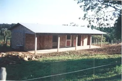 Imagem Espetacular Sitio com Tres Casas sendo uma de 500m2 de tijolos a vista e duas de madeira todas com 3 dormitorios garagem para 8 veiculos