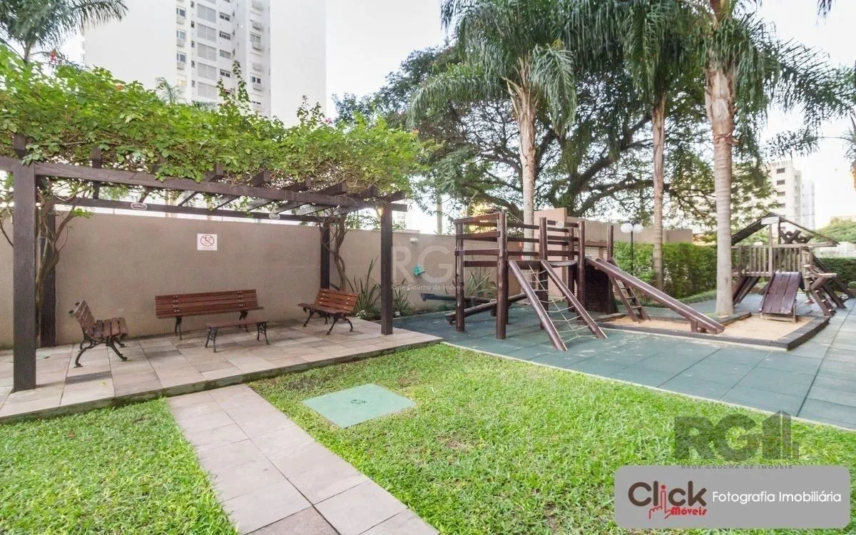 Imagem Vende apartamento desocupado, andar alto, mobiliado, living de dois ambientes, no Passo da Areia - Porto Alegre