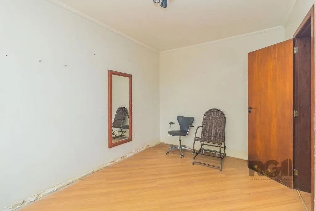 Imagem Casa com 240m², 3 dormitórios, 6 vagas no bairro Sarandi