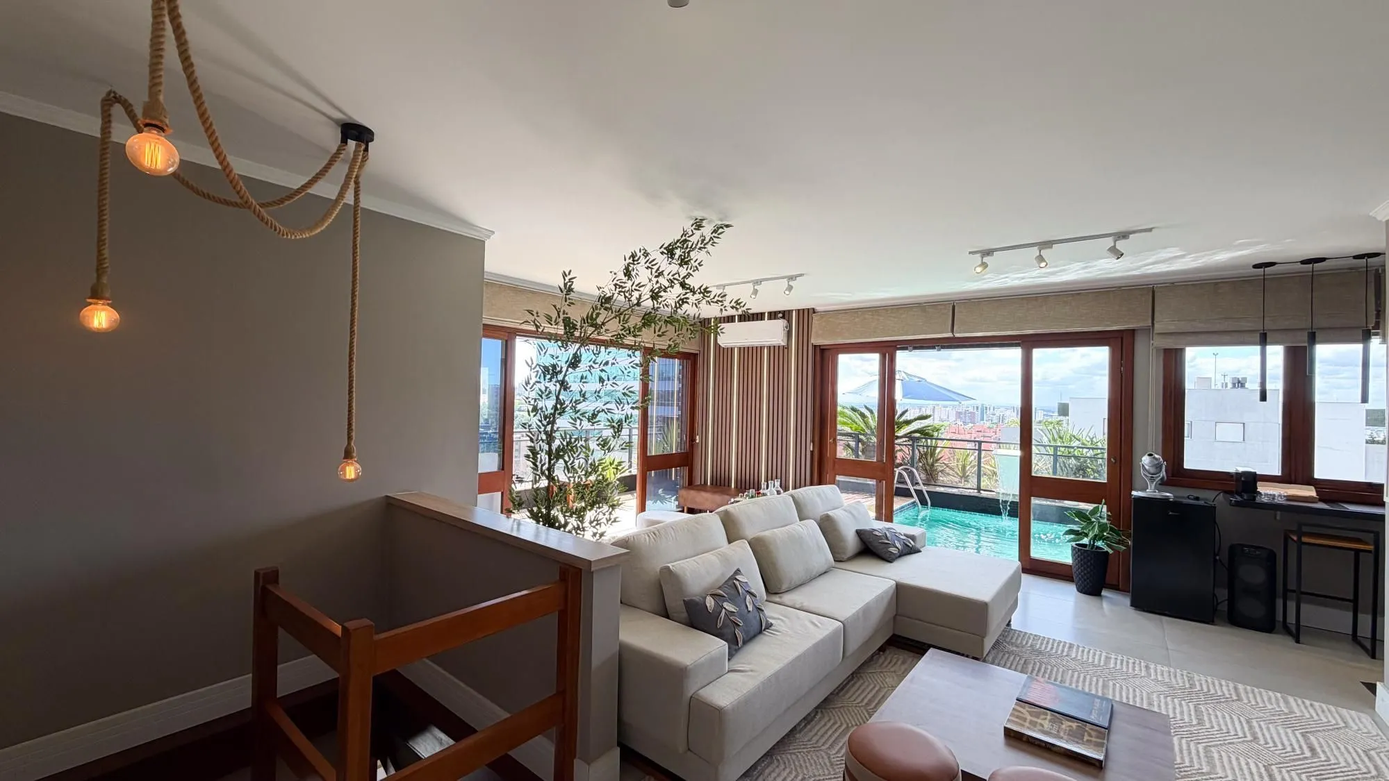 Imagem Vende-se linda cobertura com 3 quartos (1 suíte), 209m², 2 vagas e piscina - Três Figueiras