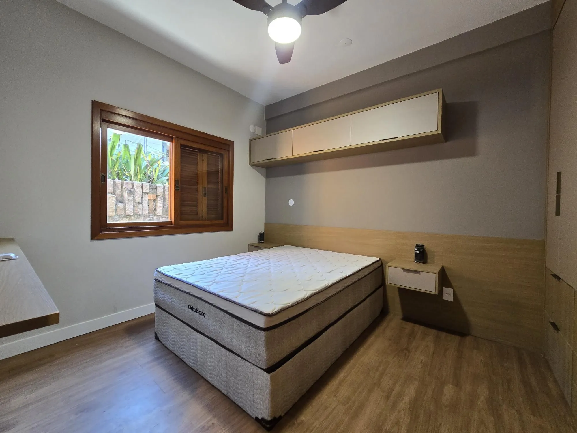 Imagem Casa em Condomínio 4 dorms à venda Avenida Taquary, Cristal - Porto Alegre