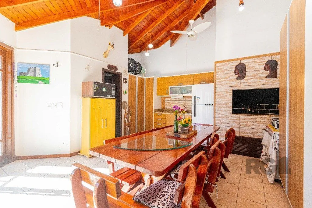 Imagem Casa de 4 dormitórios 304m² no bairro Jardim Lindóia