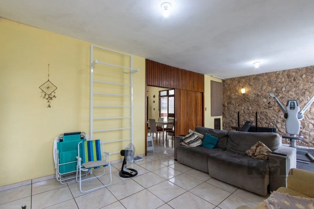 Imagem Casa térrea, 3 quartos, 2 banheiros, com pátio no Bairro Cavalhada