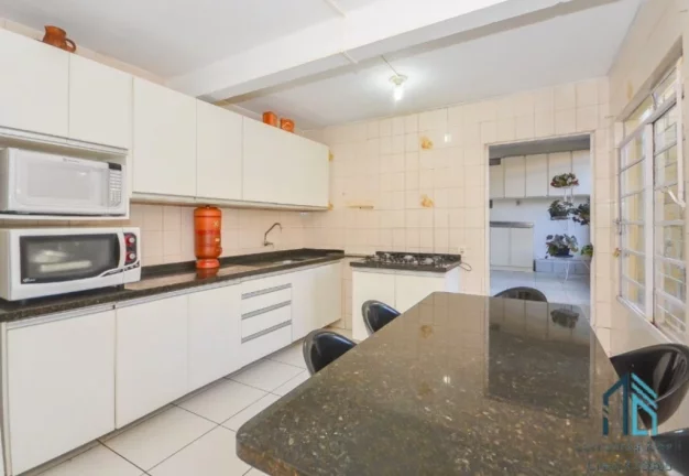 Imagem Casa a venda Semi mobiliada, 05 quartos, em ótima localização, no Bacacheri em Curitiba PR