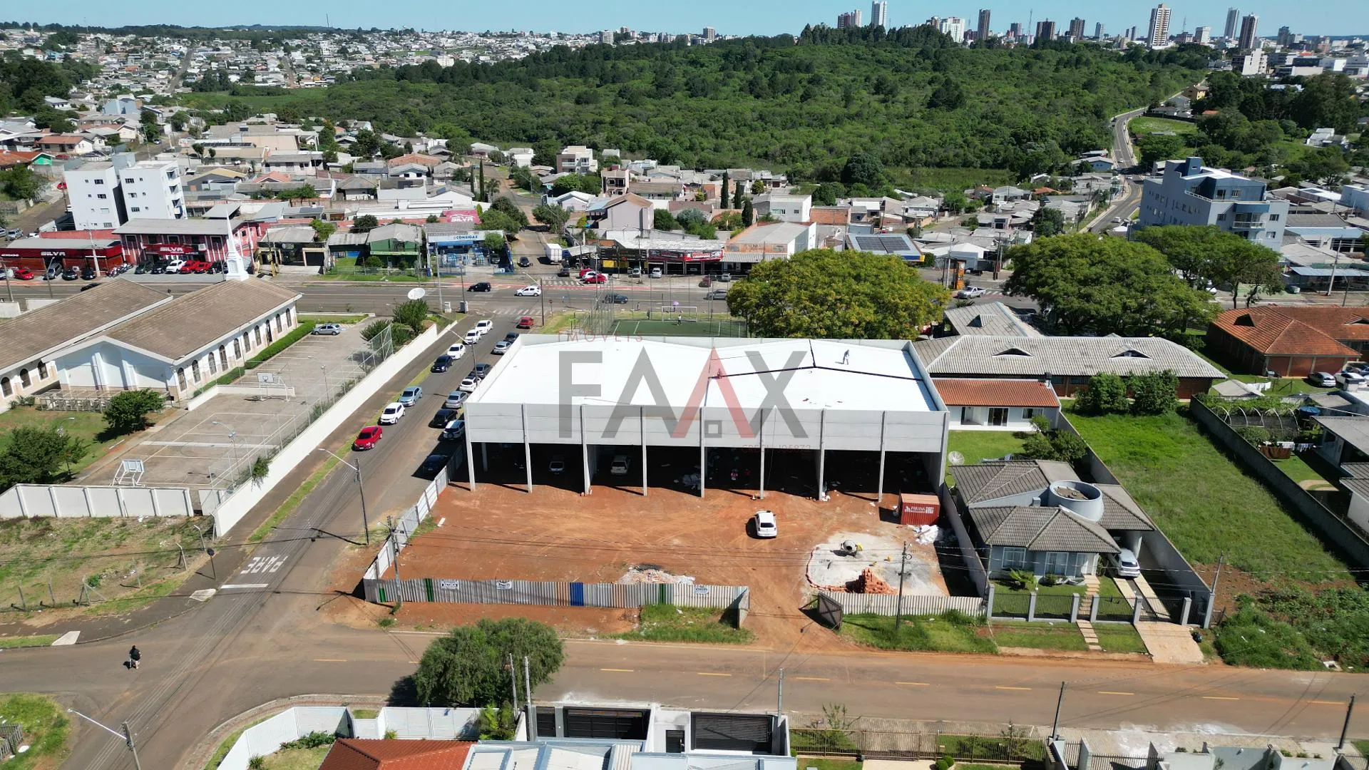 Imagem Sala comercial no Bonsucesso com amplo espaço de estacionamento sala tendo 300m