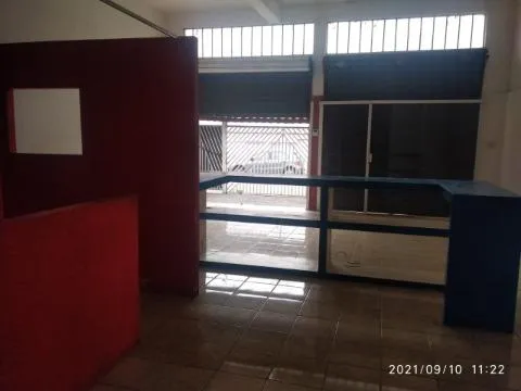 Imagem LOCAÇÃO DE SALÃO TÉRREO NO JARDIM RINCÃO, EM ARUJÁ/SP, 100m² com pé direito de 3,65m, divisórias, 2 toaletes e estacionamento. CONSULTE-NOS.