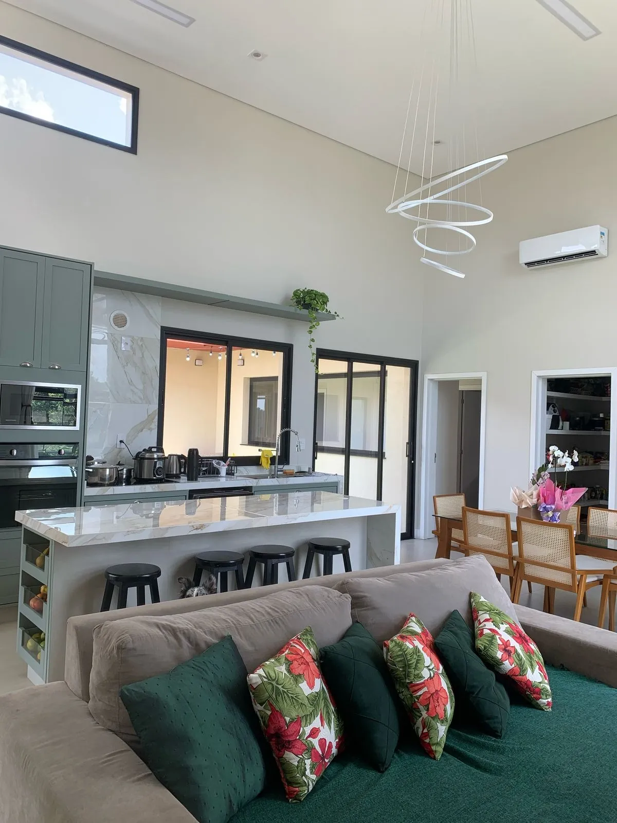 Imagem Casa em Condomínio de Luxo à Venda em Itupeva-SP, no Residencial Montes Claros: 6 quartos, 2 suítes, 5 banheiros, 2 vagas, 172 m².