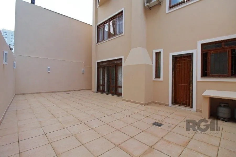 Imagem Excelente casa de 465m² com 3 dormitórios e 5 vagas de garagem.