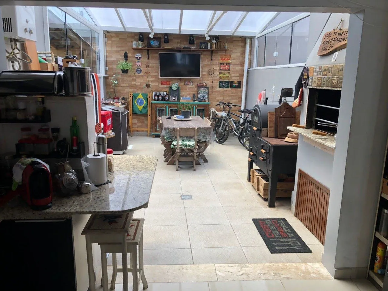 Imagem Casa com 3 dormitórios 2 suítes, área gourmet, vaga de estacionamento, Guarujá, Porto Alegre RS