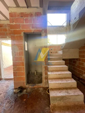 Imagem Sobrado moderno com 3 suítes, 4 vagas e quintal para lazer exclusivo